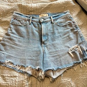 A&F curve love hi rise 4” mom short